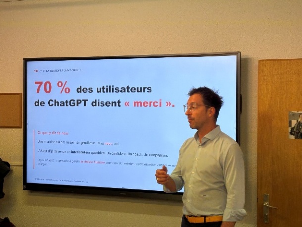 The image displays a presentation slide with a red background, a large percentage (70%) displayed in white text, and a French quote about human interaction and warmth in education. Le contenu g�n�r� par l’IA peut �tre incorrect.