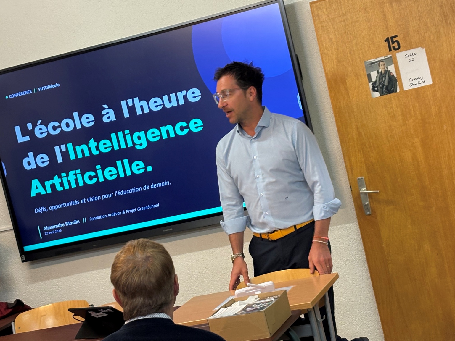 The image shows a presentation at a conference, with a speaker discussing the future of education, highlighting artificial intelligence, challenges, and opportunities. Le contenu généré par l’IA peut être incorrect.
